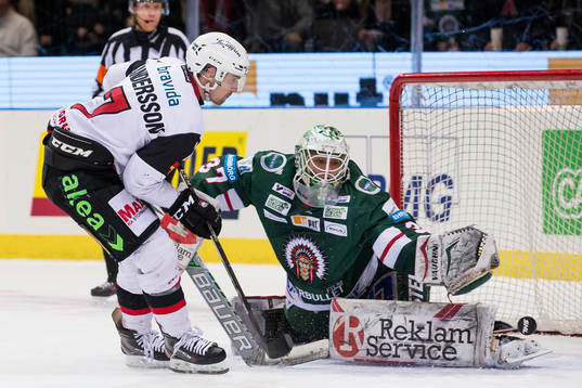 Frölundas målvakt Johan Gustafsson räddar en straff