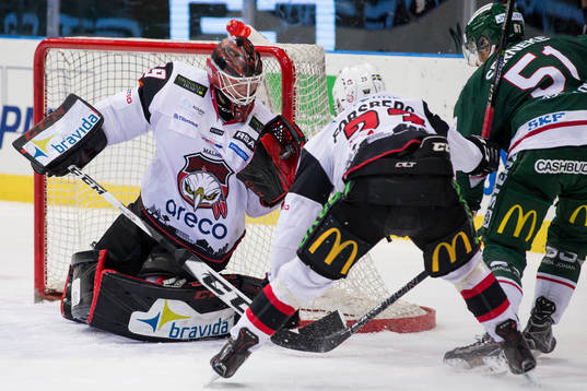Malmö Redhawks målvakt Oscar Alsenfelt räddar ett skott