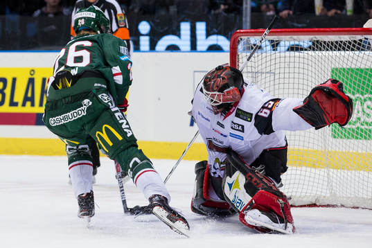 Malmö Redhawks målvakt Oscar Alsenfelt räddar en straff