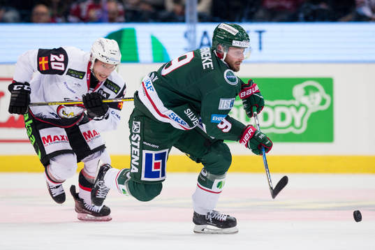 Frölundas Jan Mursak före Malmö Redhawks Erik Forssell