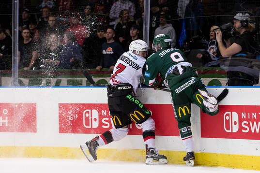 Frölundas Jan Mursak tacklar Malmö Redhawks Nils Andersson