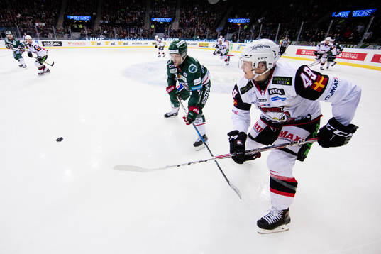 Malmö Redhawks Rhett Rakhshani slår en passning