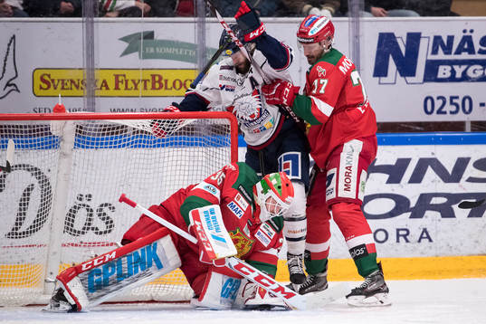 Linköpings Sebastian Karlsson framför Moras målvakt