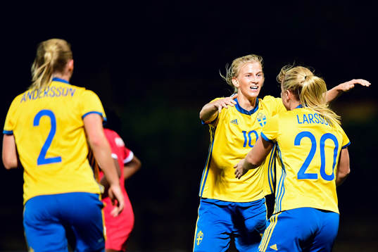 Sveriges Sofia Jakobsson och Mimmi Larsson jublar efter 0-1