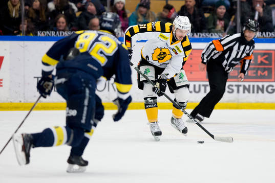 s Kevin Stenlund jagar Skellefteås Fredrik Lindgren