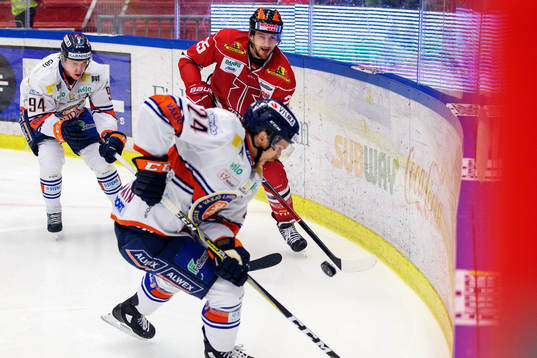 Växjös Joel Persson och Brendan Shinnimin i kamp om