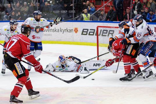 Örebros Tylor Spink och Växjös målvakt Viktor Fasth