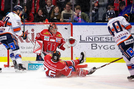 Växjös Elias Pettersson gör 1-1-målet bakom Örebros