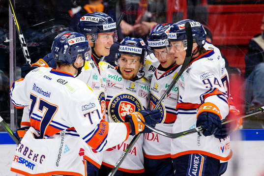 Växjös Brendan Shinnimin jublar med lagkamrater