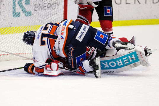 Växjös Pontus Netterberg ligger på Örebros målvakt