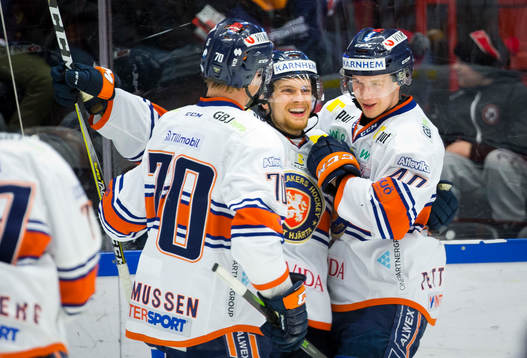 Växjös Brendan Shinnimin gör 1-2 och jublar med Dennis