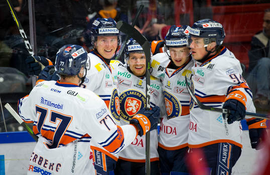 Växjös Brendan Shinnimin gör 1-2 och jublar med Dennis