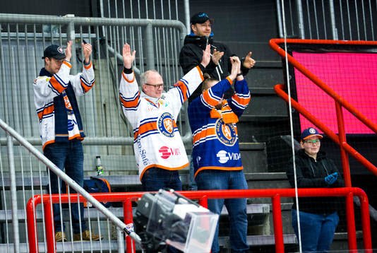 Växjös supportrar jublar vid slutsignalen