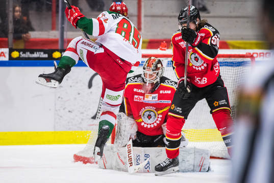 Moras Michael Haga täcker puck