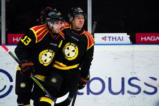 Brynäs Ryan Gunderson och Kevin Clark jublar