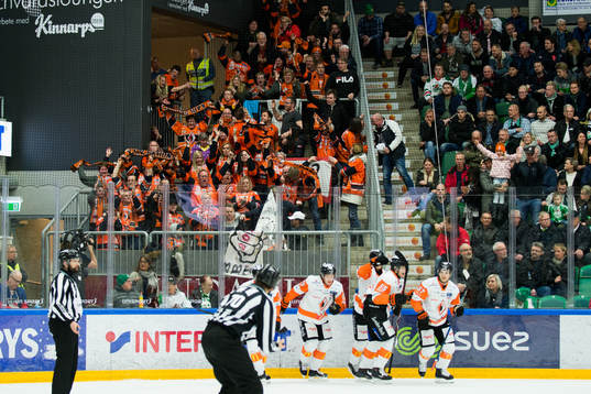 Karlskronas Carl Persson jublar framför Karlskronas