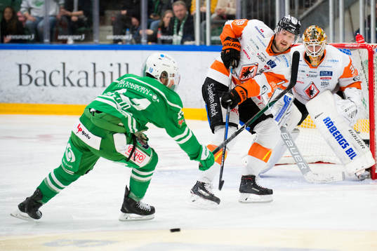 Karlskronas Emil Larsson rensar framför målet