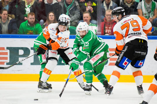 Rögles Jack Connolly mellan Karlskronas Dennis Svensson