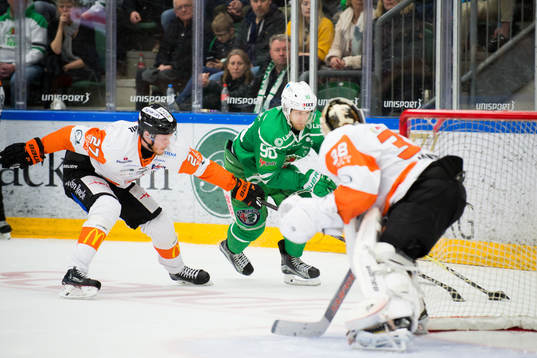 Rögles Ted Brithén jagas av Karlskronas Henrik Nilsson