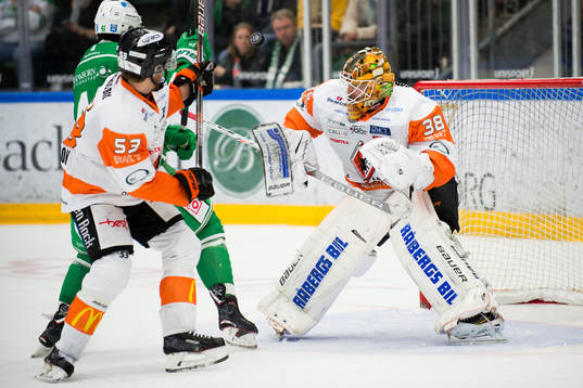 Rögles Daniel Widing mellan Karlskronas Bobbo Petersson