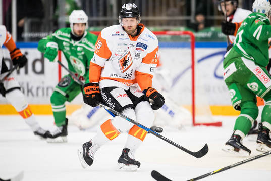 Karlskronas Emil Larsson blockerar ett skott