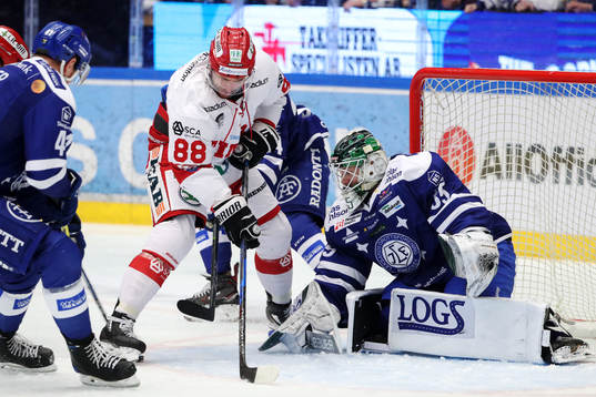Timrås Lukas Zetterberg med läge framför Leksands