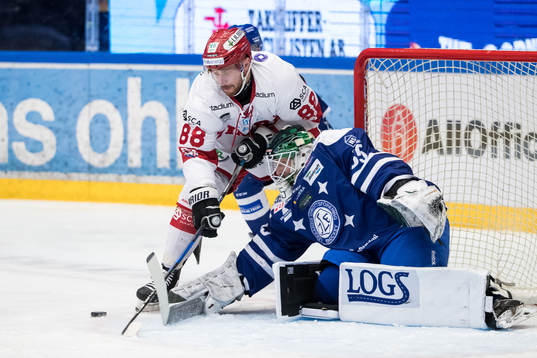 Timrås Michael Parks och Leksands målvakt Robin Rahm  i