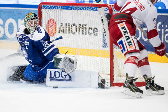 Leksands målvakt Robin Rahm räddar chans från Timrås