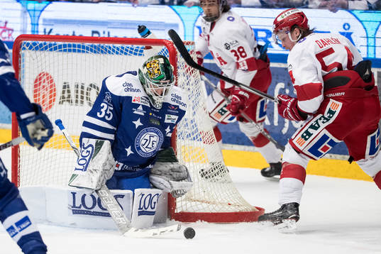 Leksands målvakt Robin Rahm räddar chans från Timrås