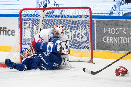 Leksands Mattias Ritola kör in i Timrås målvakt Henrik