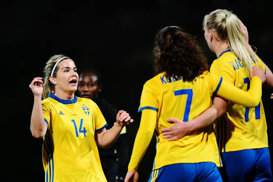 Sveriges Hanna Folkesson jublar med Loreta Kullashi och Stina Blackstenius efter att den sistnämnda gjort 1-0-målet