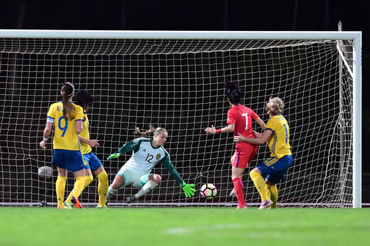 Sydkoreas Lee Mina kvitterar 1-1 bakom Sveriges målvakt Hilda Carlén