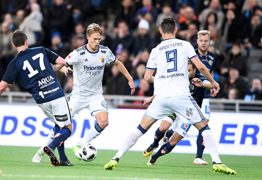 Djurgårdens Jonathan Augustinsson i kamp om bollen med