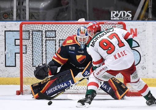 Djurgårdens målvakt Joacim Eriksson och Moras David Kase