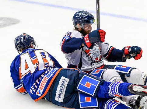 Linköpings Sebastian Karlsson faller