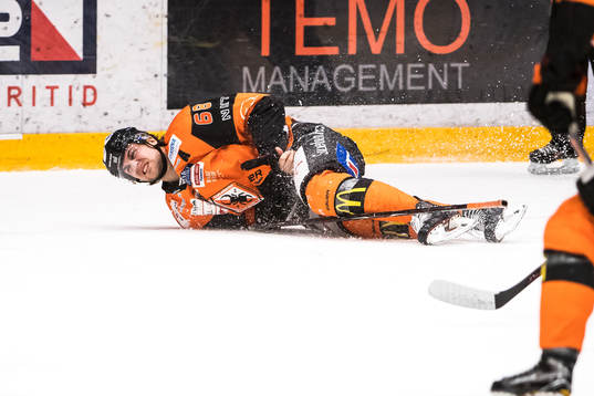 Karlskronas Daniel Gunnarsson  ligger på isen och har ont