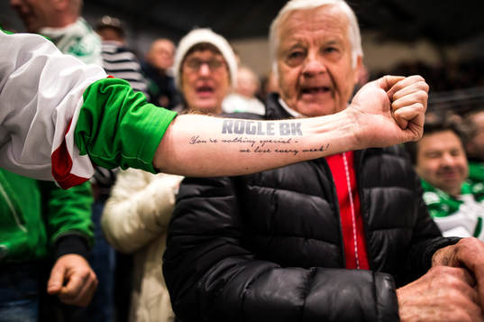 Röglö supportrar jublar