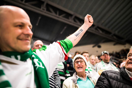 Röglö supportrar jublar