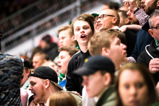 Röglö supportrar jublar