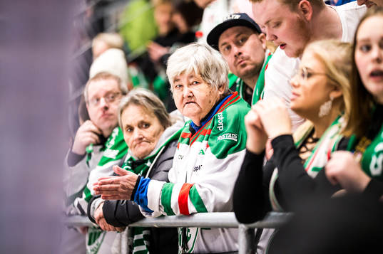 Röglö supportrar jublar