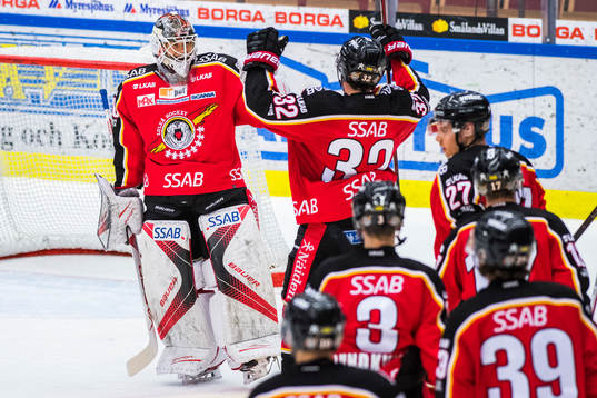 Luleås målvakt Filip Gustavsson jublar