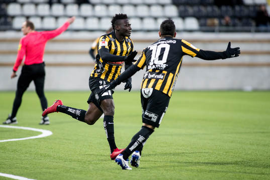 Häckens Alhassan Kamara och Paulinho jublar efter 1-1