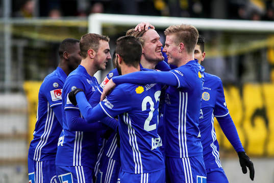 Sundsvalls Kim Skoglund  jublar med lagkamrater efter 0-1