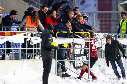 Örebros Filip Rogic firar med fansen efter 2-2