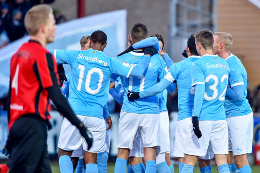 Malmö FFs Alexander Jeremejeff jublar med lagkamrater efter 1-0