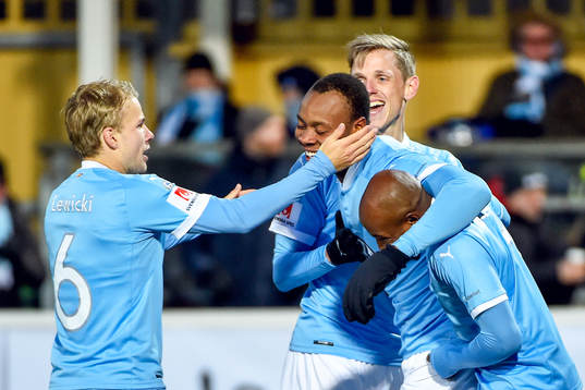Malmö FFs Carlos Strandberg jublar med lagkamrater efter 2-0