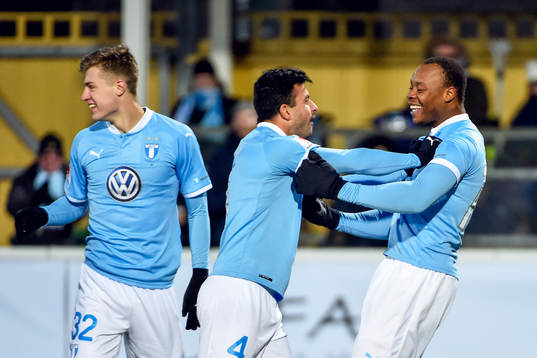 Malmö FFs Carlos Strandberg jublar med lagkamrater efter 2-0