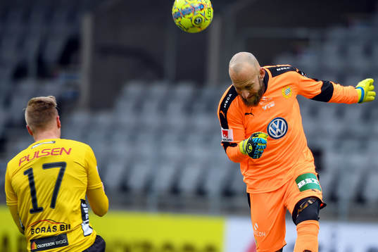 Hammarbys målvakt Benny Lekström nickar undan bollen