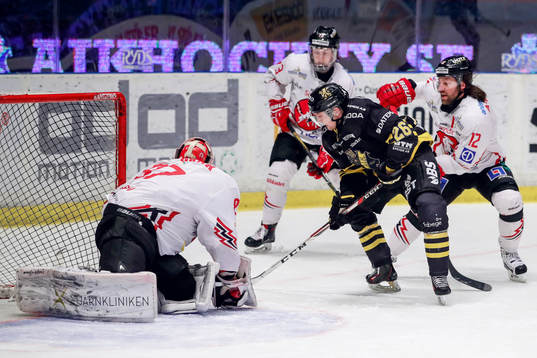 s Jens Jakobs framför Vita Hästens målvakt Pontus