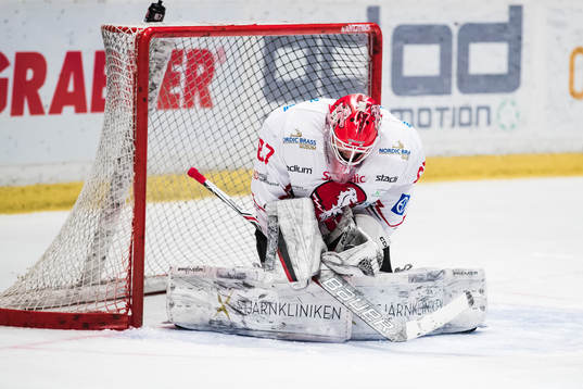 Vita Hästens målvakt Pontus Sjögren med en räddning